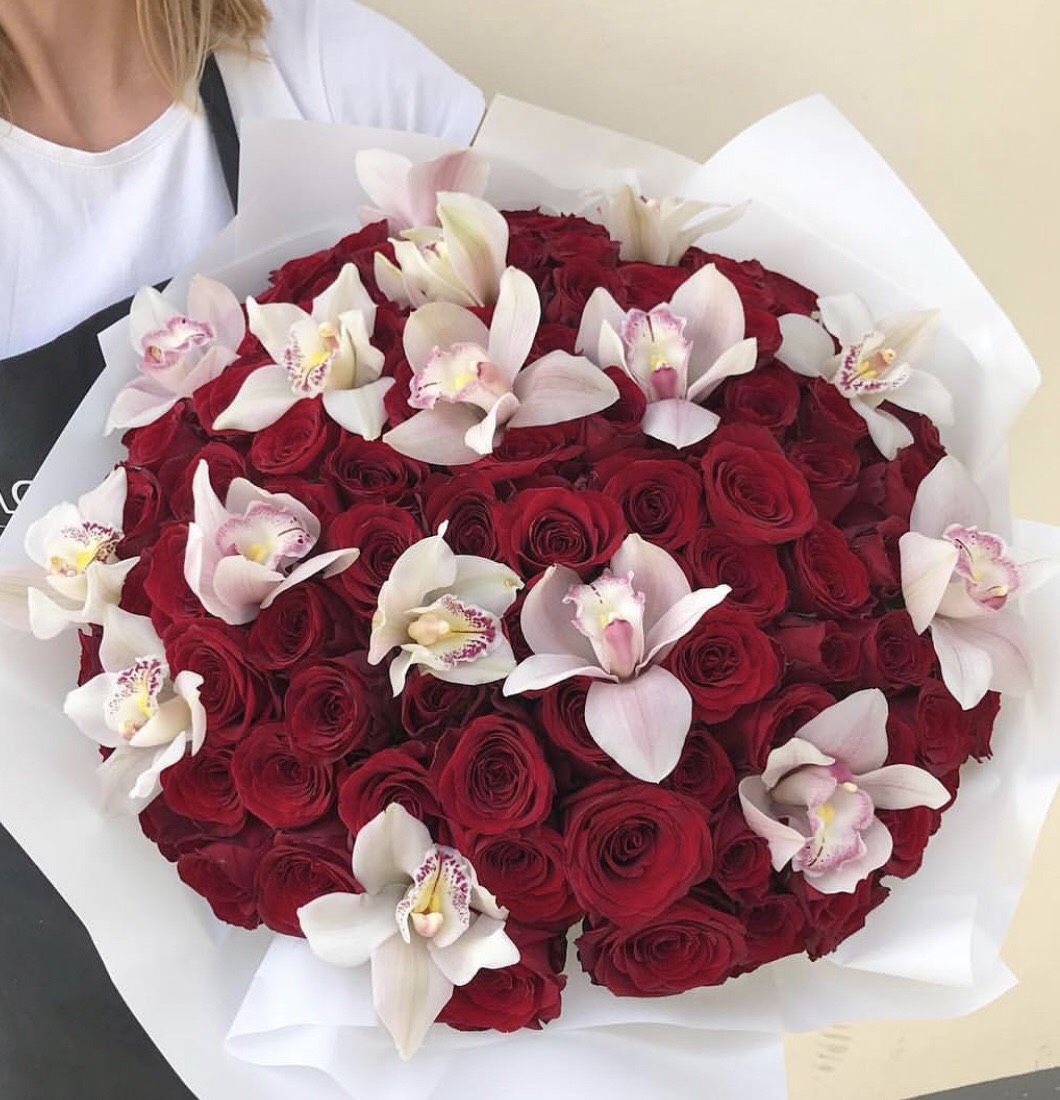Шикарный букет из орхидей и роз